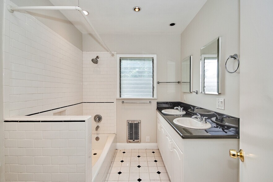 More Photos Of 6669 De Longpre Ave, Los Angeles Apartments For Sale