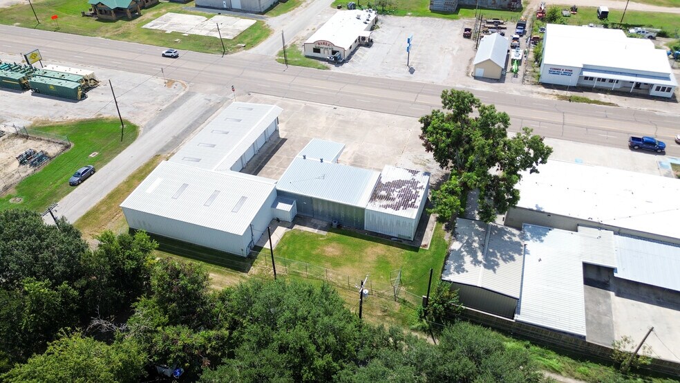 More Photos Of 619 E Jackson St, El Campo Warehouse For Sale