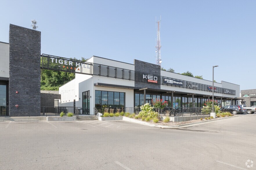 More Photos Of 801-945 E Kenosha St, Broken Arrow General Retail For Lease