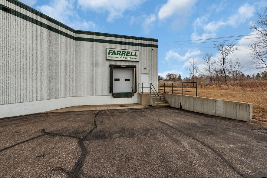 More Photos Of 300 14th Ave E, Sartell Showroom For Lease