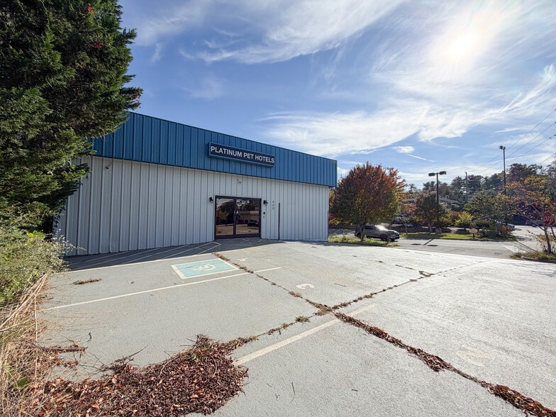 More Photos Of 900 W Chapel Rd, Asheville Showroom For Sale