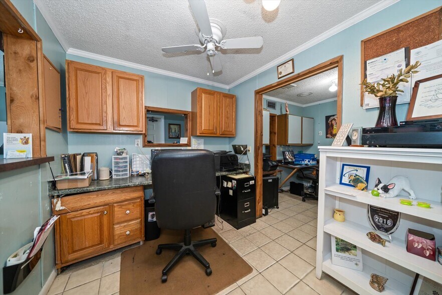 More Photos Of 1631 W Bay Dr, Largo Veterinarian Kennel For Sale
