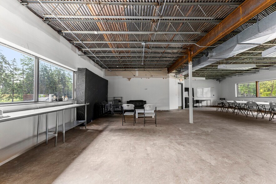 More Photos Of 15360 S Commerce Dr, Dearborn Office For Sale
