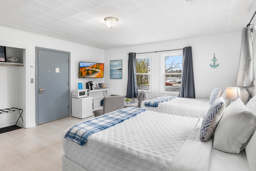 More Photos Of 488 South St, Green Lake Hotel For Sale