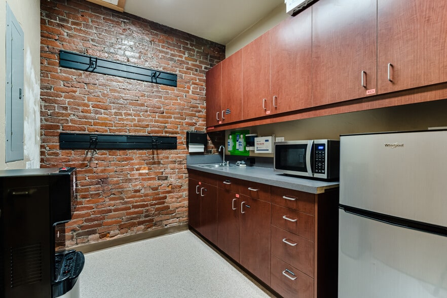 More Photos Of 190 W 6th Ave, Junction City Office For Lease