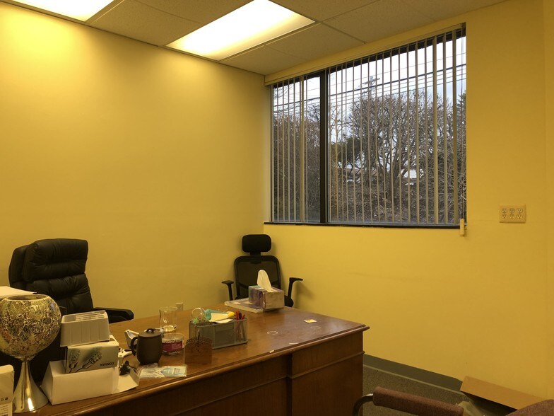 More Photos Of 28 Industrial Dr, Middletown Warehouse For Lease