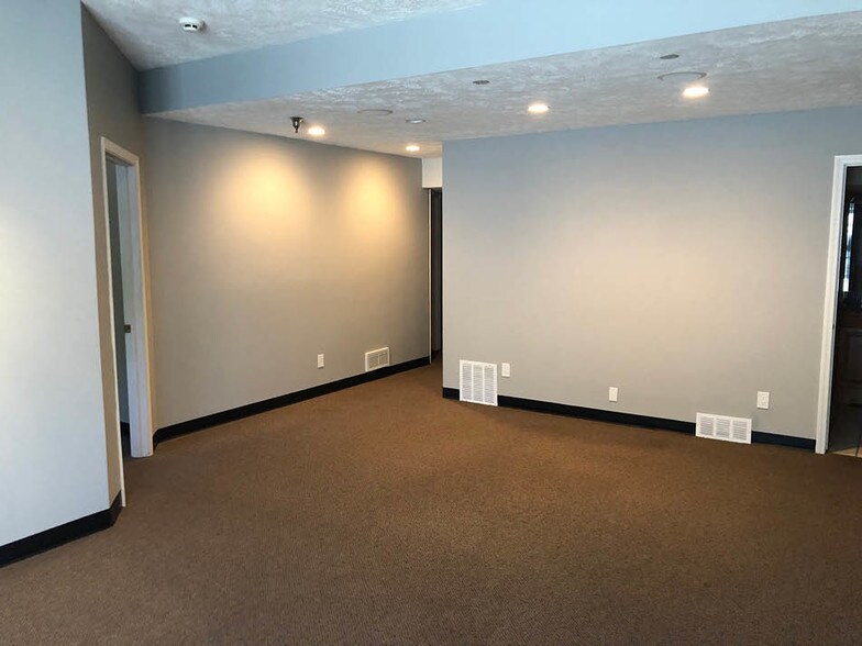 More Photos Of 14007-14015 Industrial Rd, Omaha Light Distribution For Lease