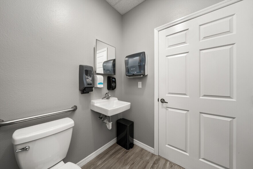 More Photos Of 33 Ryant Blvd, Sebring Medical For Sale