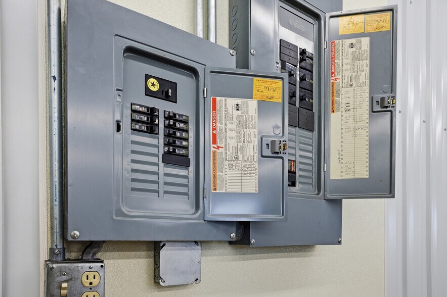 More Photos Of 15652 200th St, Hutchinson Flex For Lease