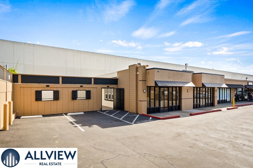 More Photos Of 130 E 17th St, Costa Mesa General Retail For Sale