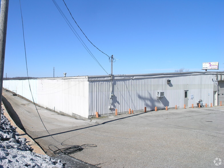 More Photos Of 1315 College St, Clarksville Warehouse For Lease