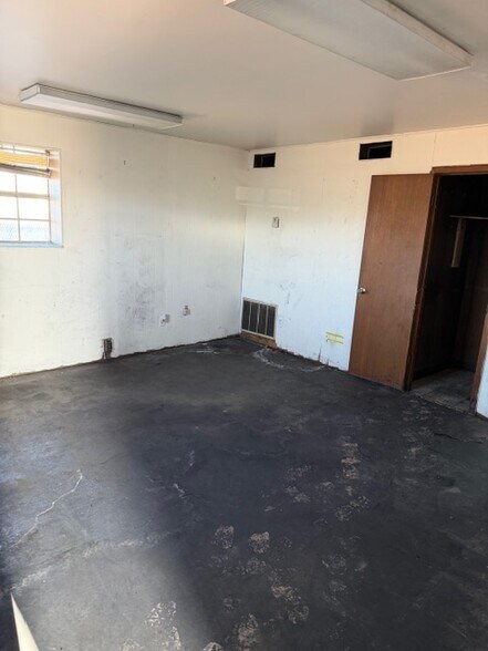 More Photos Of 211 Carolina St, Borger Industrial For Sale