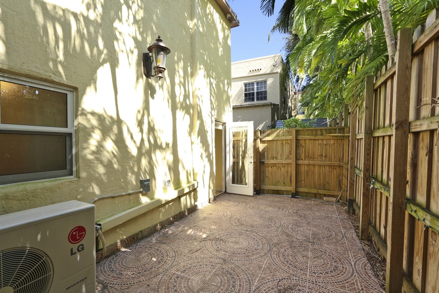 More Photos Of 2630 Natoma St, Coconut Grove Apartments For Sale