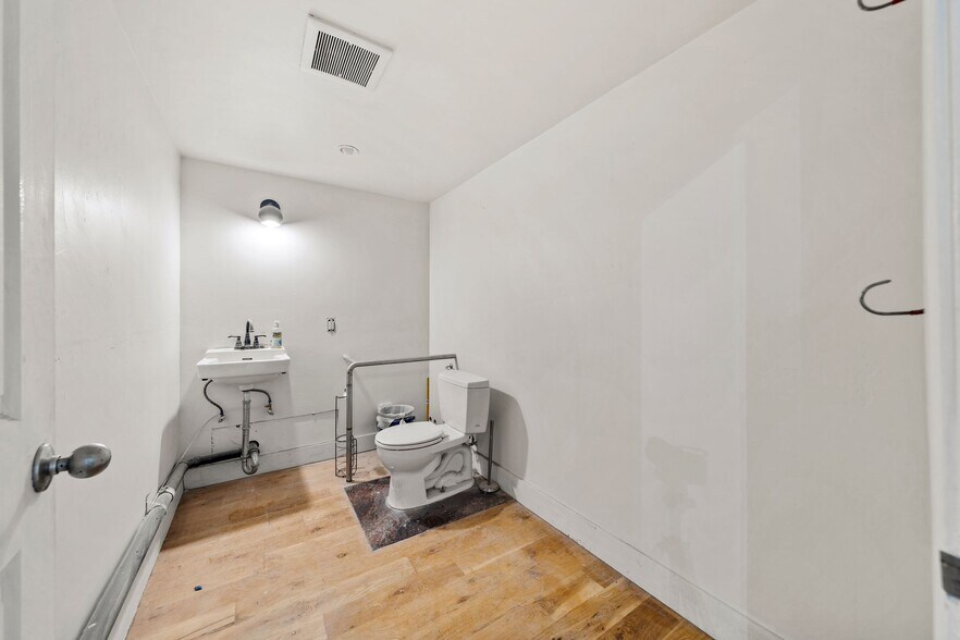 More Photos Of 19 Heron St, San Francisco Warehouse For Lease