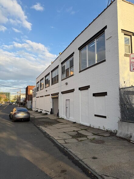 More Photos Of 60 Dickerson St, Newark Light Manufacturing For Lease