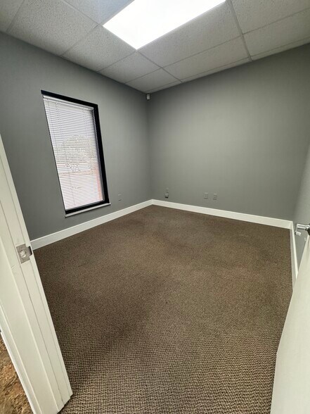 More Photos Of 15555 Tradesman Dr, San Antonio Light Distribution For Lease