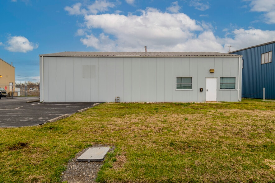 More Photos Of 9 James Ct, Wilmington Warehouse For Lease