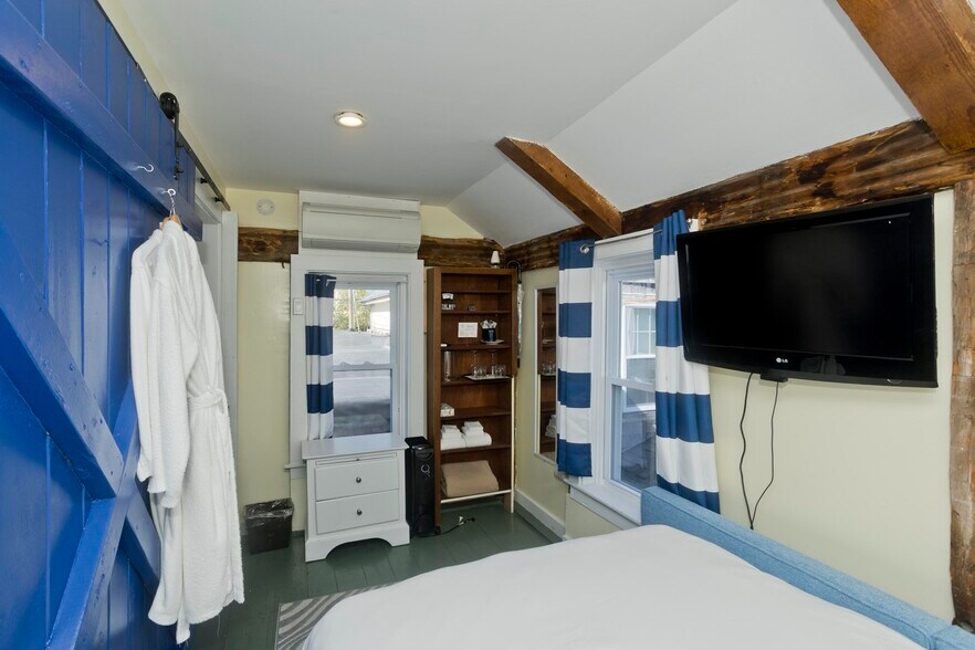 More Photos Of 265 Commercial St, Provincetown Flex For Sale