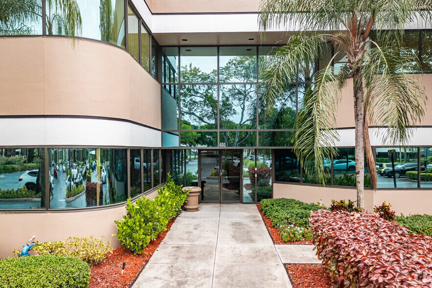 More Photos Of 400 Sawgrass Corporate Pky, Sunrise Office For Lease