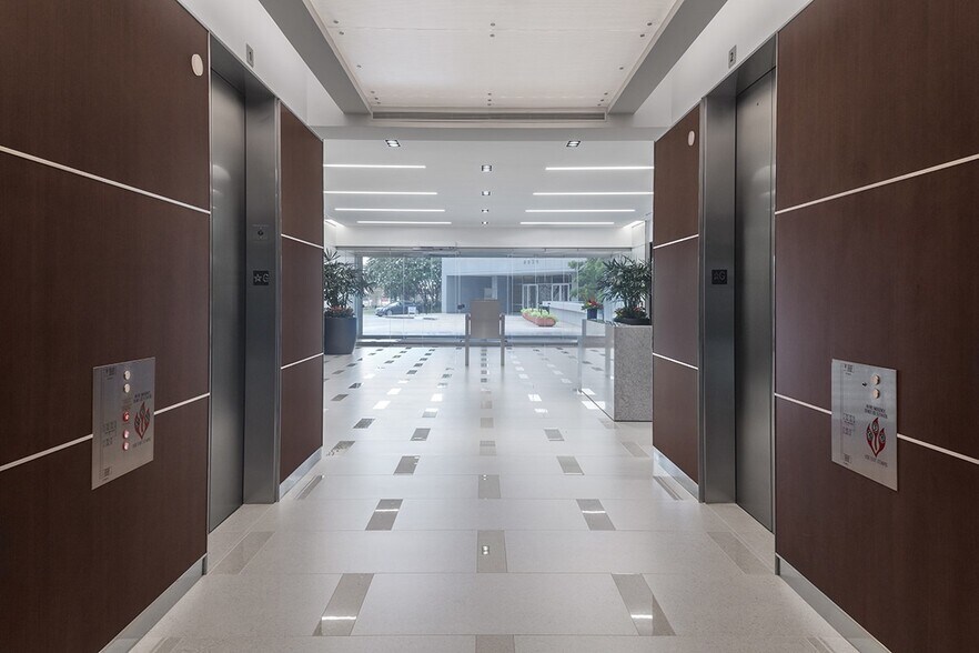 More Photos Of 2950 N Loop Fwy W, Houston Office For Lease