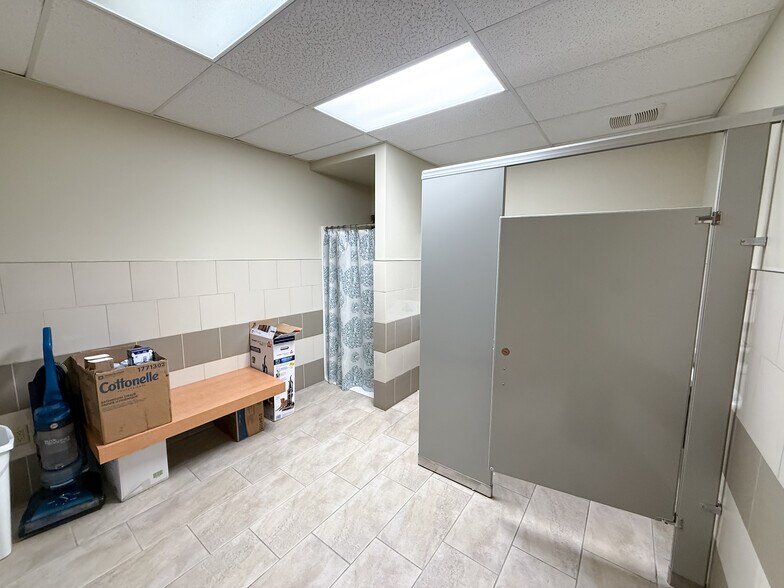 More Photos Of 307 W US Highway 54, Andover General Retail For Sale