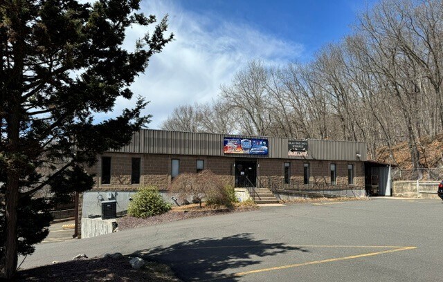 Primary Photo Of 15-43 Falls Ave, Oakville Warehouse For Lease