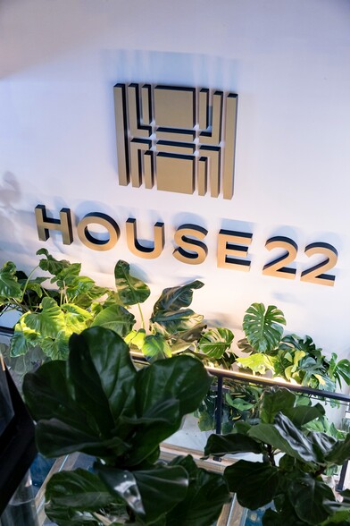 More Photos Of 22 E Elm St, Chicago Storefront Retail Office For Sale