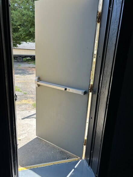 More Photos Of 707 SW Sandtown Rd, Marietta Freestanding For Lease