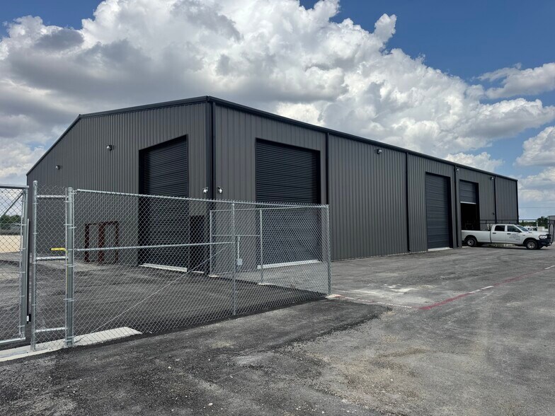 More Photos Of 729 Soechting ln, New Braunfels Warehouse For Sale