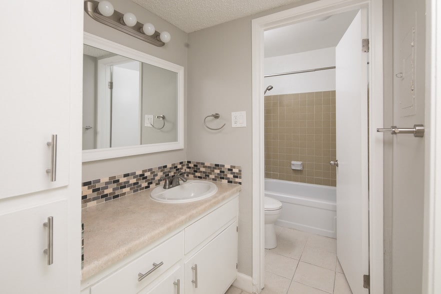 More Photos Of 935 Johnfer Way, Sacramento Apartments For Sale