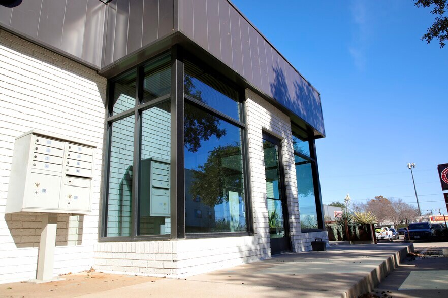 More Photos Of 2324 S Lamar Blvd, Austin Unknown For Lease