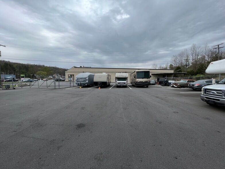 More Photos Of 5209 Memorial Blvd, Kingsport Self Storage For Sale