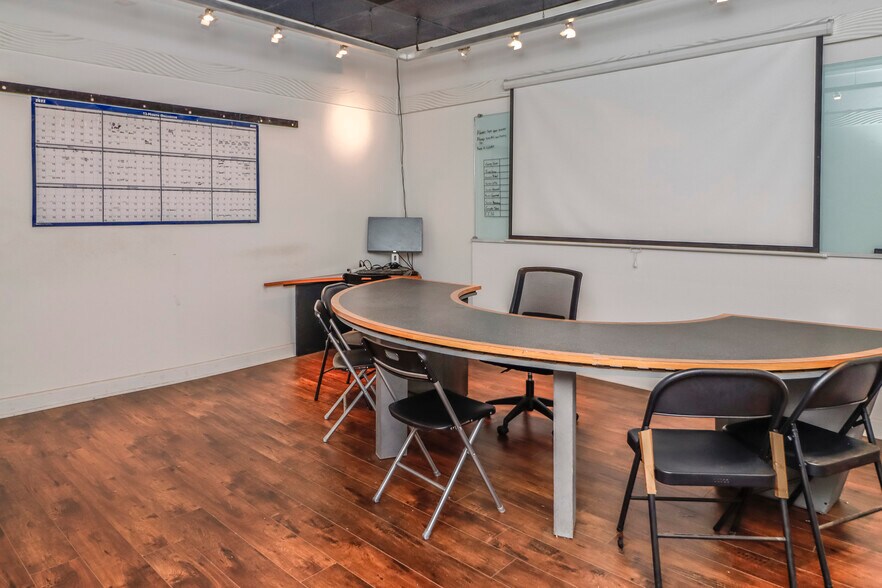 More Photos Of 827 Douglas Ave, Portsmouth Warehouse For Lease