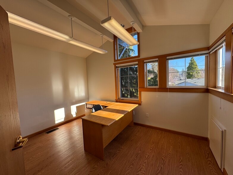 More Photos Of 301 W Blackburn Rd, Mount Vernon Office For Lease