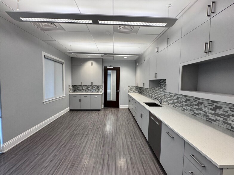 More Photos Of 1110 Pine Ridge Rd, Naples Office For Sale