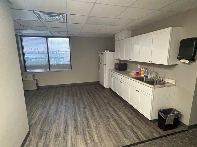 More Photos Of 311 N Kinzie Ave, Bradley Office For Lease