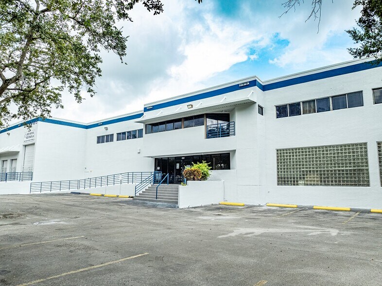More Photos Of 4915 NW 159th St, Miami Lakes Warehouse For Lease