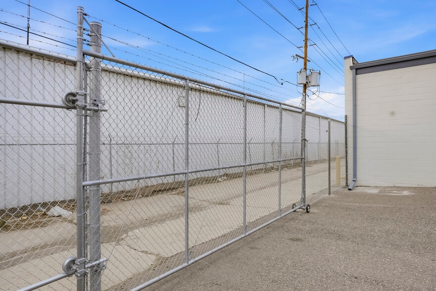 More Photos Of 4455-4477 Garfield St, Denver Warehouse For Sale
