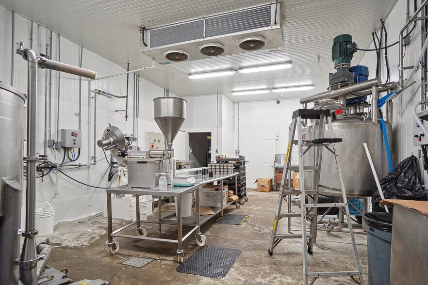 More Photos Of 9820 Boul Ray-Lawson, Montréal Warehouse For Sale