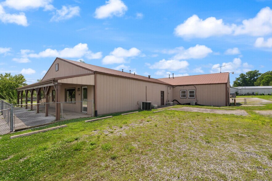 More Photos Of 756 Lakeshore Dr, Scottsburg Flex For Sale