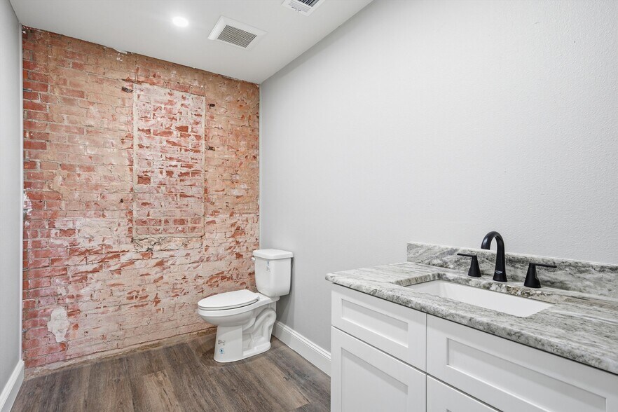 More Photos Of 1801 Franklin Ave, Waco Flex For Sale