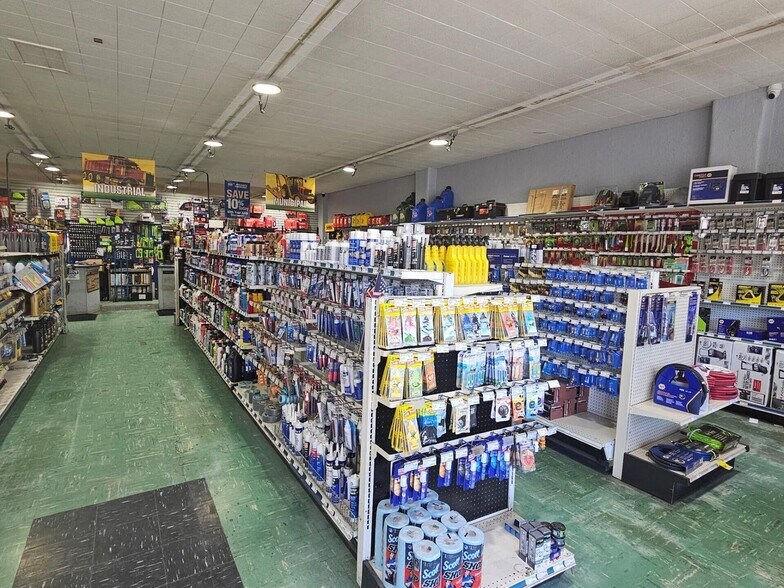 More Photos Of 646 SW Palmain Pl, Madras Storefront For Sale