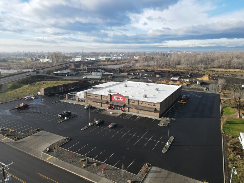 More Photos Of 104 Butterfield Rd, Yakima General Retail For Sale