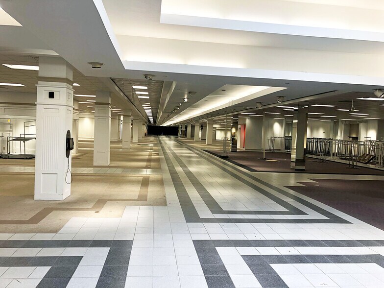 More Photos Of 706 Kirkwood Mall, Bismarck General Retail For Lease