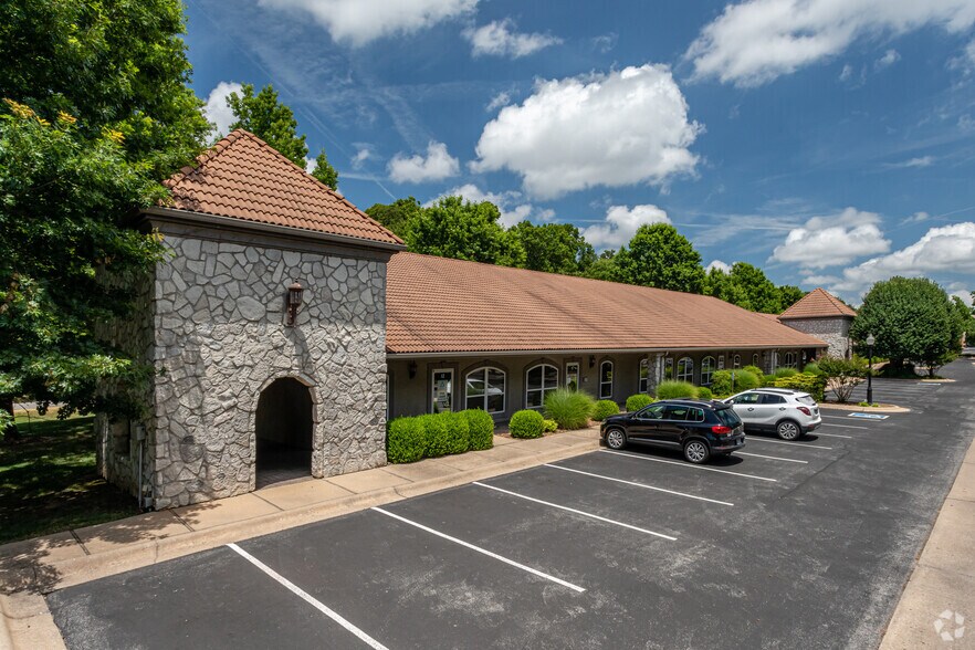 More Photos Of 5212 Village Pky, Rogers Unknown For Lease