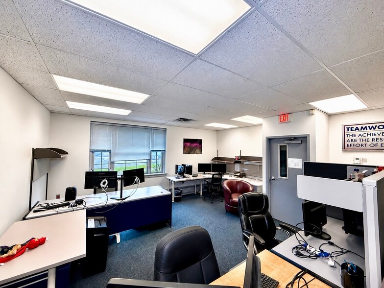 More Photos Of 102 Washington St, Manlius Office For Sale