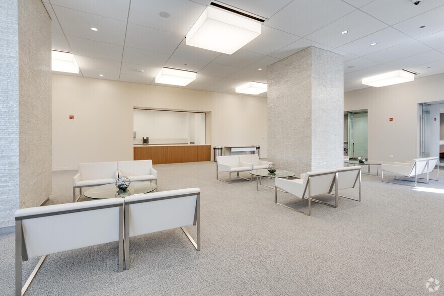 More Photos Of 311 S Wacker Dr, Chicago Office For Lease
