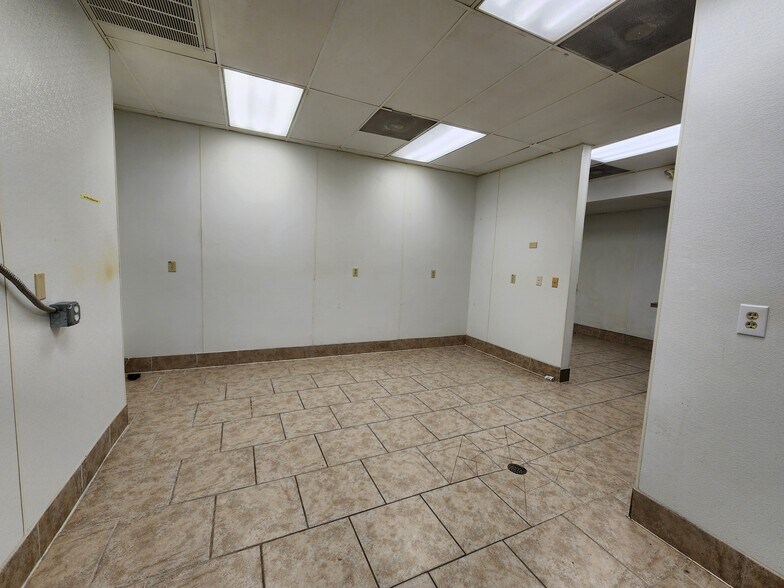 More Photos Of 521 S Glenstone Ave, Springfield General Retail For Lease