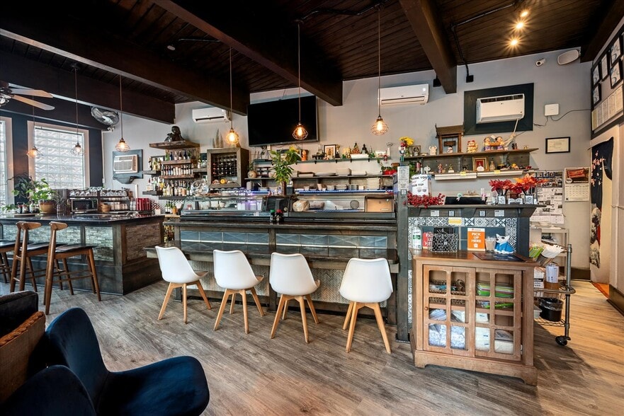 More Photos Of 207 N Kent St, Winchester General Retail For Sale