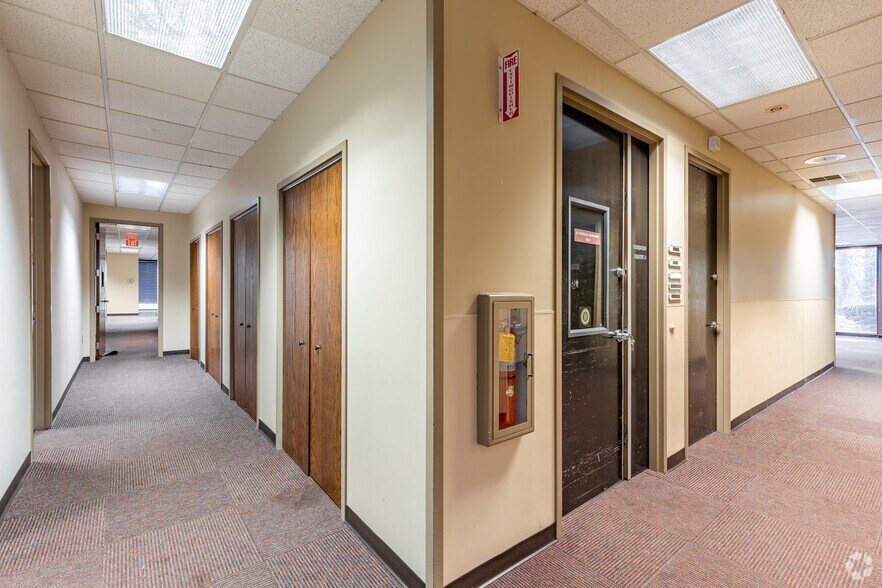 More Photos Of 8800 Roswell Rd, Sandy Springs Office For Sale